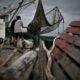 En mer, ils pêchent le plastique plutôt que le poisson au large du Pays basque