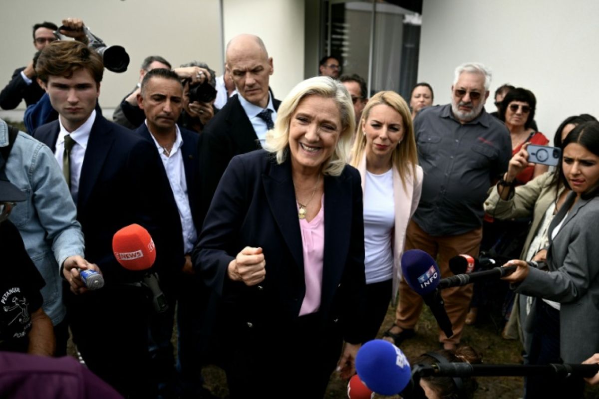 Le Porge, ce village que le feu a vidé et où les candidats défilent