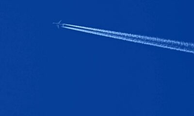 Le ciel blanchit sous les traînées des avions, et les compagnies avancent à petits pas