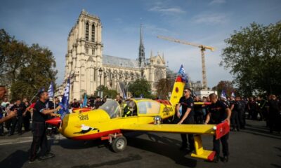 Un faux Canadair ouvre la marche des pompiers en colère à Paris