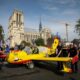Un faux Canadair ouvre la marche des pompiers en colère à Paris