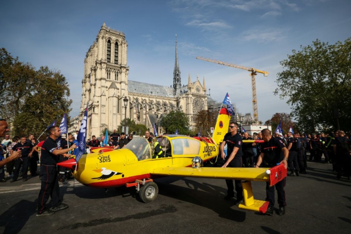 Un faux Canadair ouvre la marche des pompiers en colère à Paris