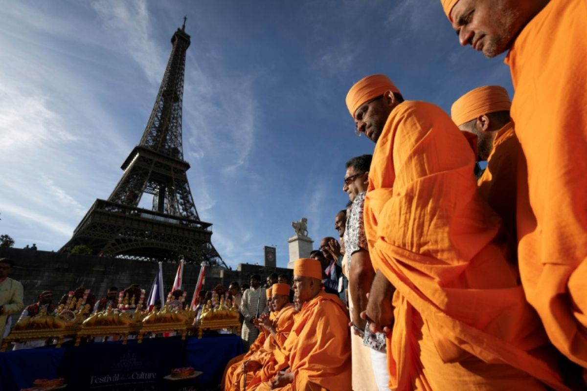 Des salariées écartées pendant une visite, le patron de la tour Eiffel annonce son départ