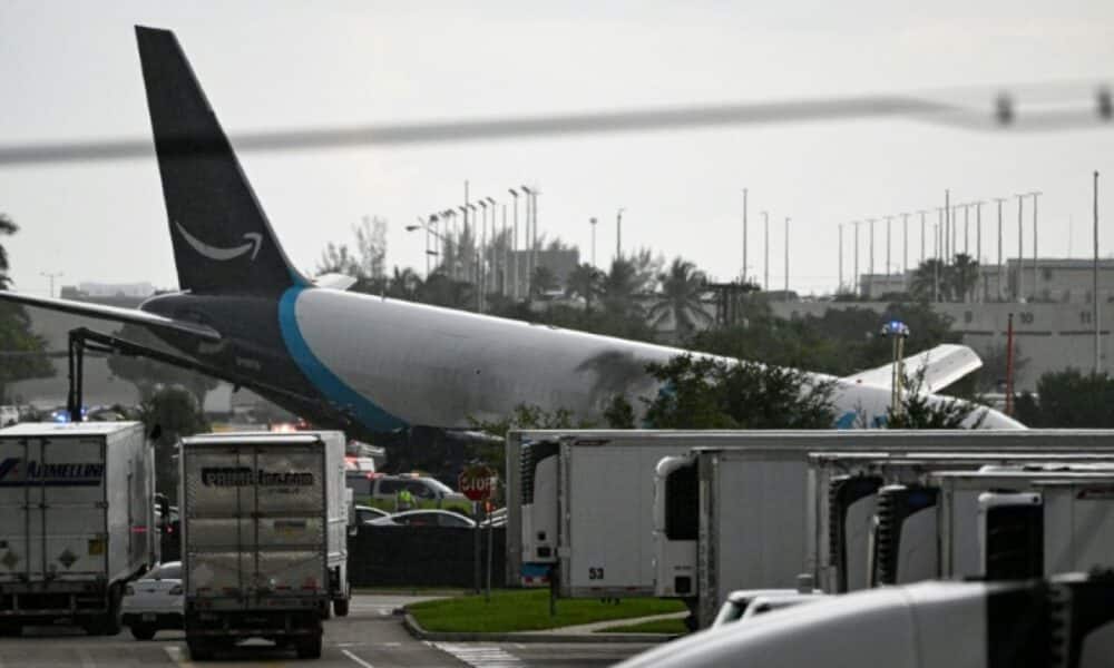 Cinq morts sur une route de Miami quand un cargo d'Amazon manque la piste