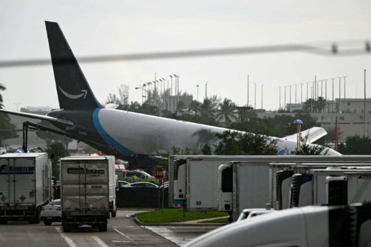 Cinq morts sur une route de Miami quand un cargo d'Amazon manque la piste