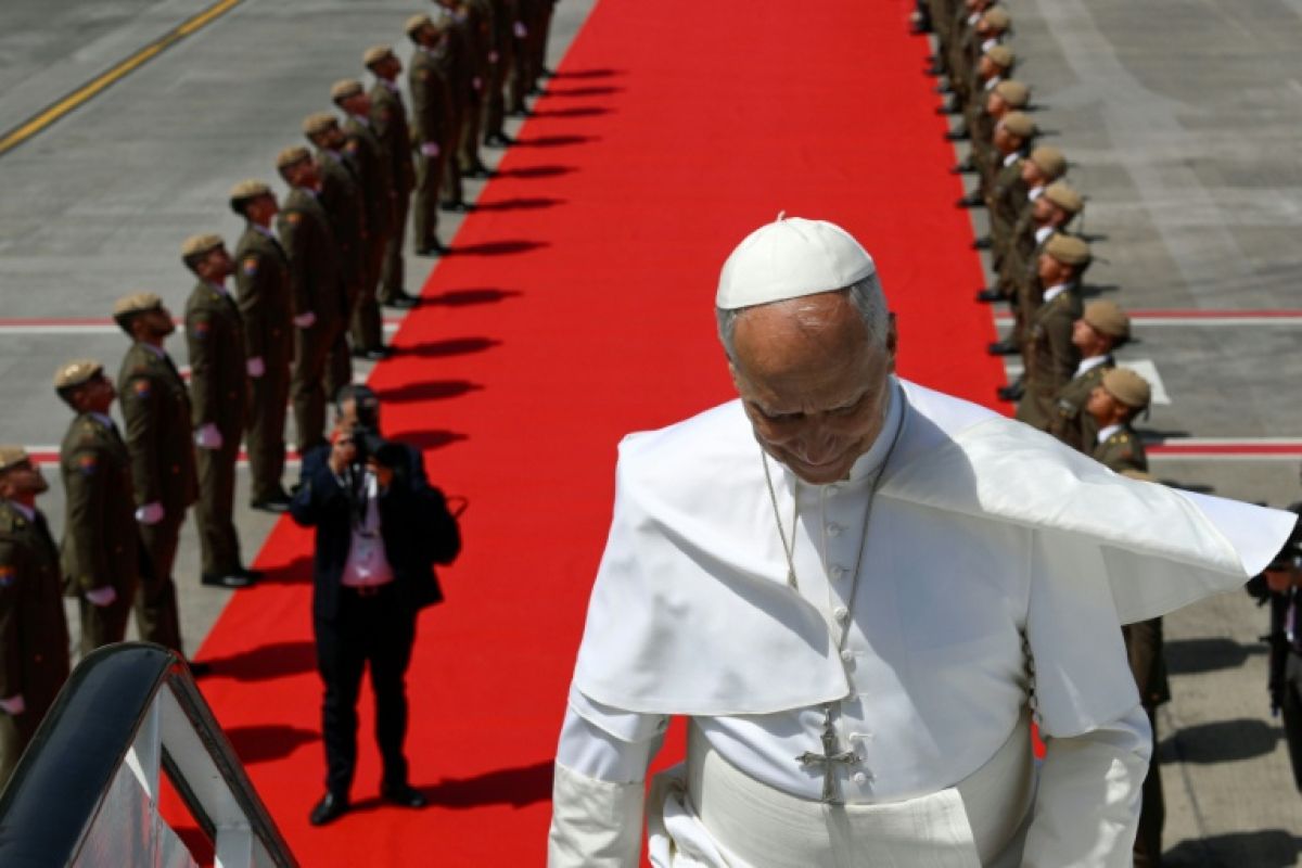 Papamobile, sang d'avance et 15 000 policiers, l'envers du décor d'un voyage papal