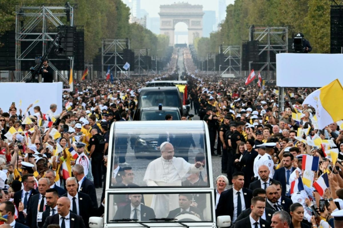 À Paris, Léon XIV fait des Champs-Élysées une immense nef à ciel ouvert