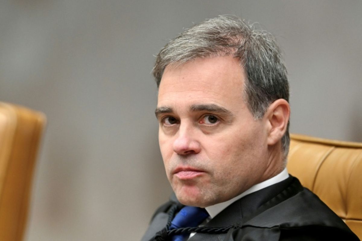 Un juge de la Cour suprême suspend le chef de la police fédérale et attise la crise au Brésil