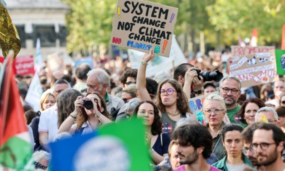Après un été de feu, la rue française réclame des actes
