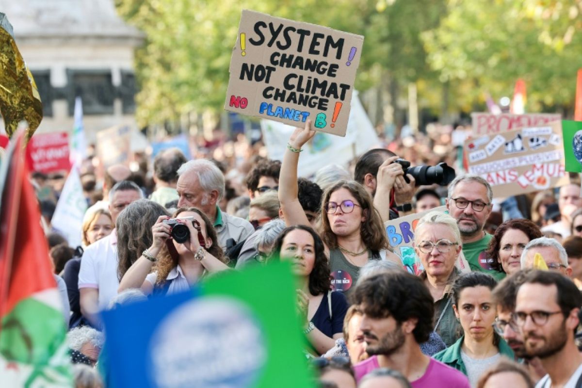 Après un été de feu, la rue française réclame des actes