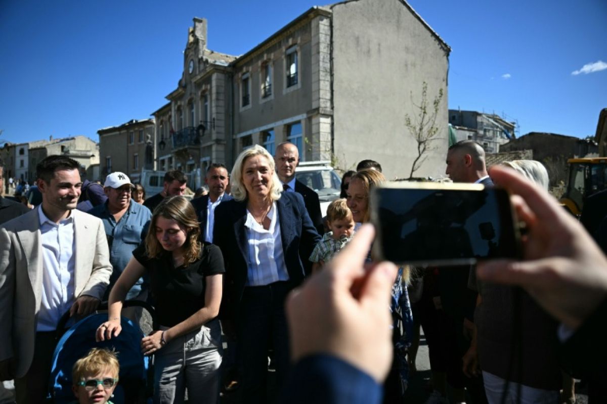 Carburants, Marine Le Pen veut alléger les taxes et prévient contre un blocage économique