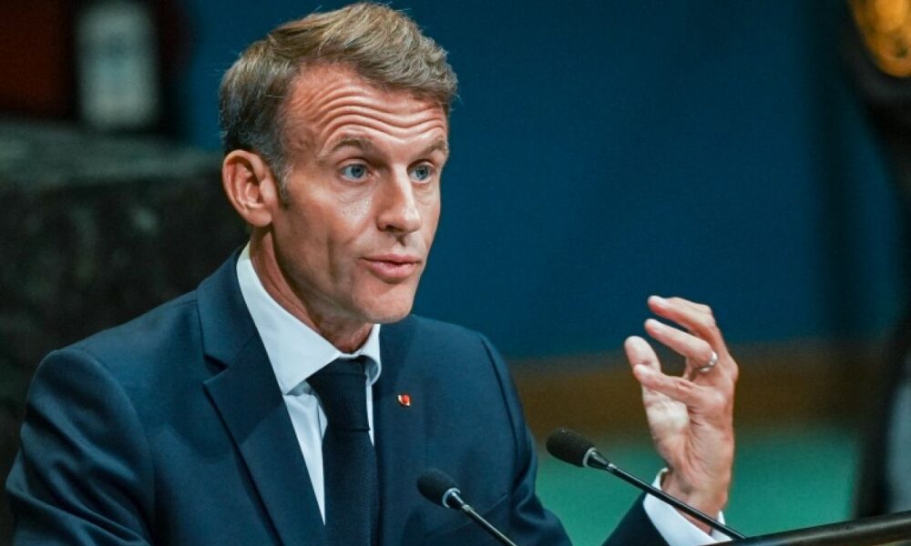 Emmanuel Macron reprend le micro, coincé entre carburants et Russie