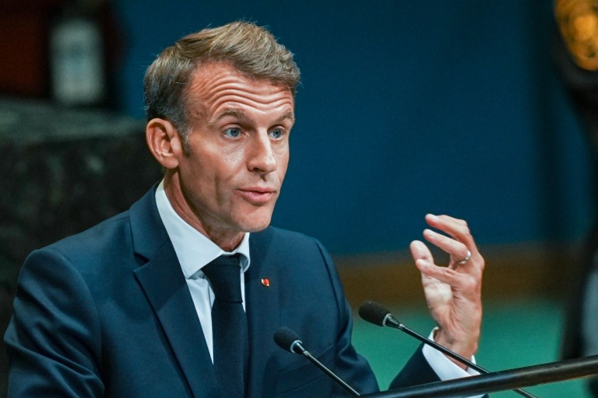 Emmanuel Macron reprend le micro, coincé entre carburants et Russie