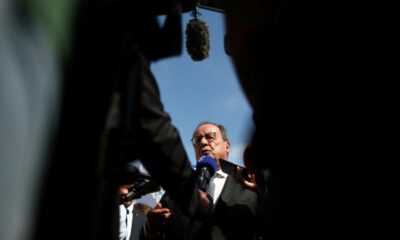 François Hollande se remet en marche avec un livre qui décoiffe son camp et vise le centre