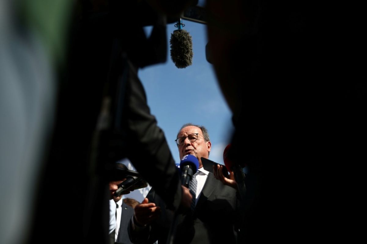 François Hollande se remet en marche avec un livre qui décoiffe son camp et vise le centre
