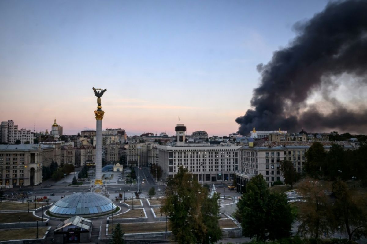 Frappes sur Kiev après la pause diplomatique, deux morts et sept blessés