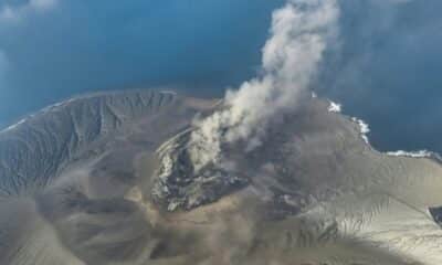 Le réveil de l'Anak Krakatau cloue au sol des centaines de milliers de voyageurs en Indonésie