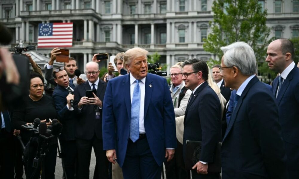 Trump parie sur l'autorégulation de l'IA, très loin des craintes des Américains
