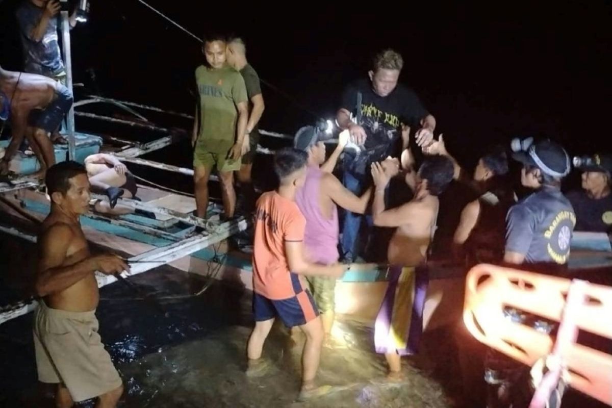 Un ferry prend feu au large des Philippines, cinq morts et une longue liste de disparus