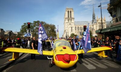 Un avion-carcasse, un squelette et des pompiers en colère dans les rues de Paris