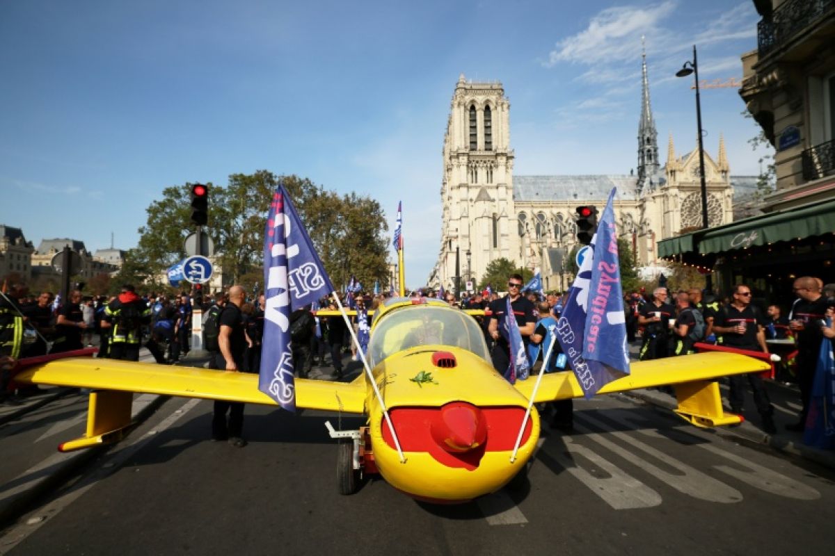 Un avion-carcasse, un squelette et des pompiers en colère dans les rues de Paris