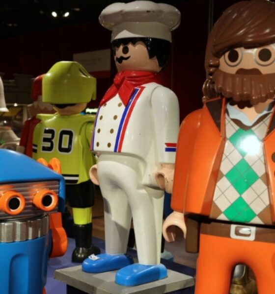 Des Playmobil géants débarquent chez Drouot avant une vente pas comme les autres
