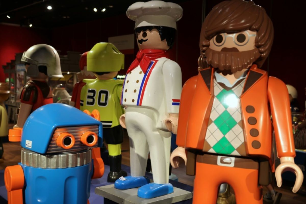 Des Playmobil géants débarquent chez Drouot avant une vente pas comme les autres