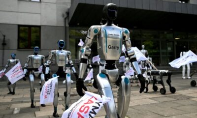 Des robots défilent devant le ministère polonais pour que l'IA reste sous contrôle