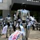 Des robots défilent devant le ministère polonais pour que l'IA reste sous contrôle