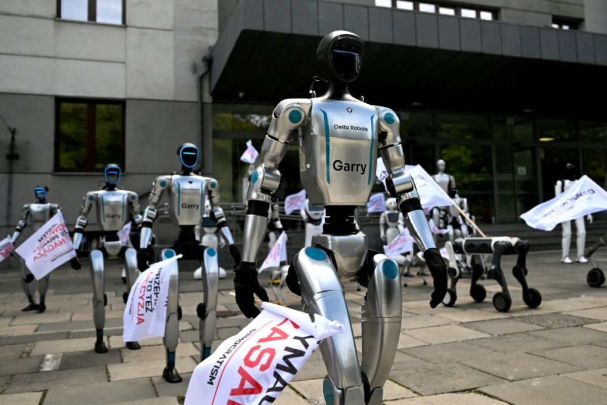 Des robots défilent devant le ministère polonais pour que l'IA reste sous contrôle