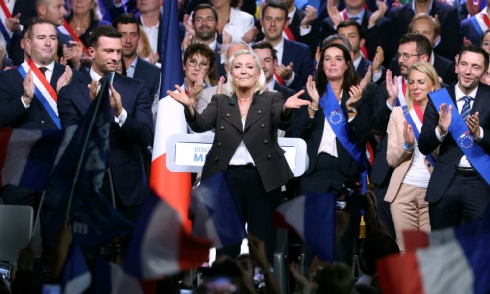 Marine Le Pen veut interdire le voile en plusieurs temps