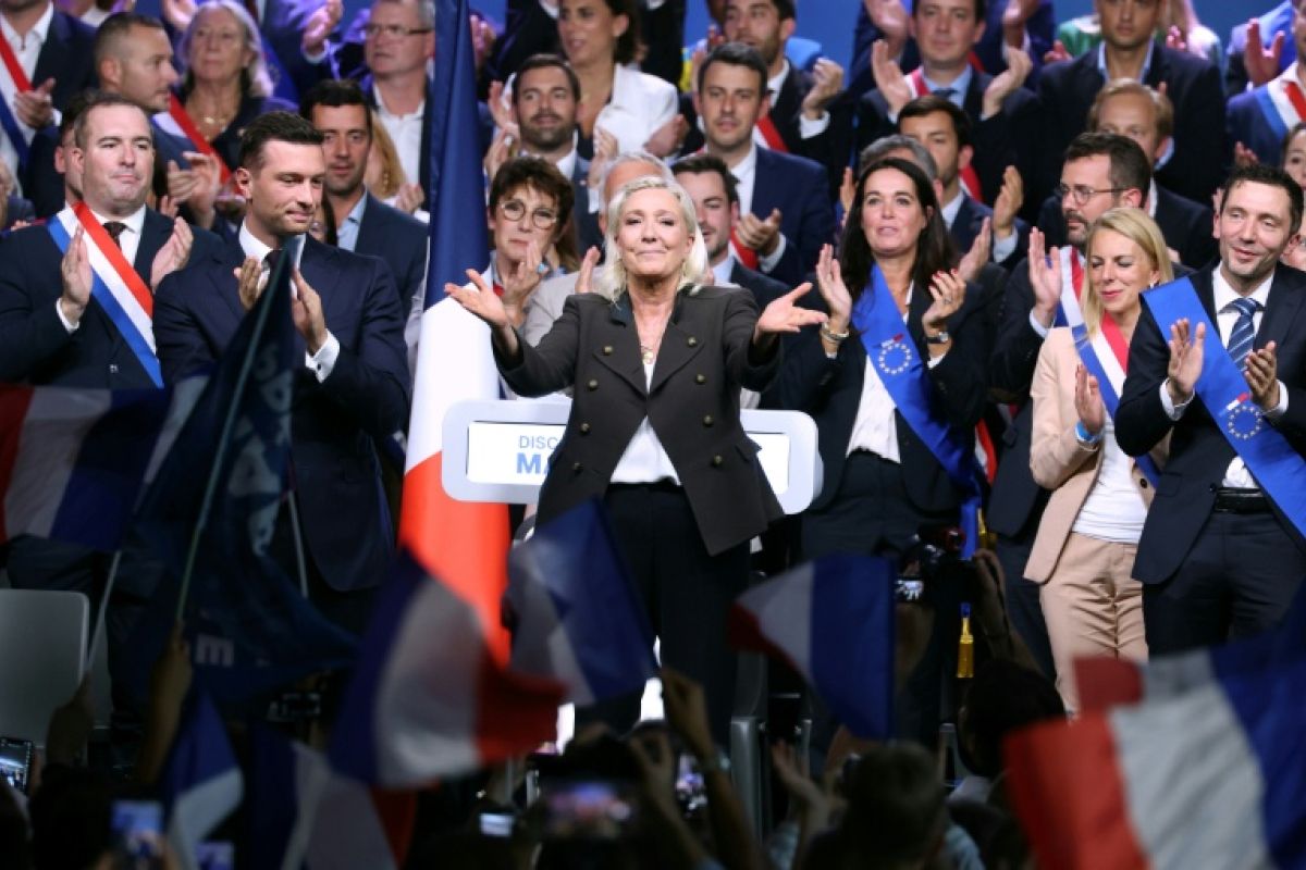 Marine Le Pen veut interdire le voile en plusieurs temps