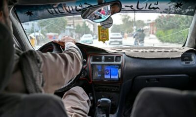 À Kaboul, des chauffeurs de taxi rallument la musique en cachette