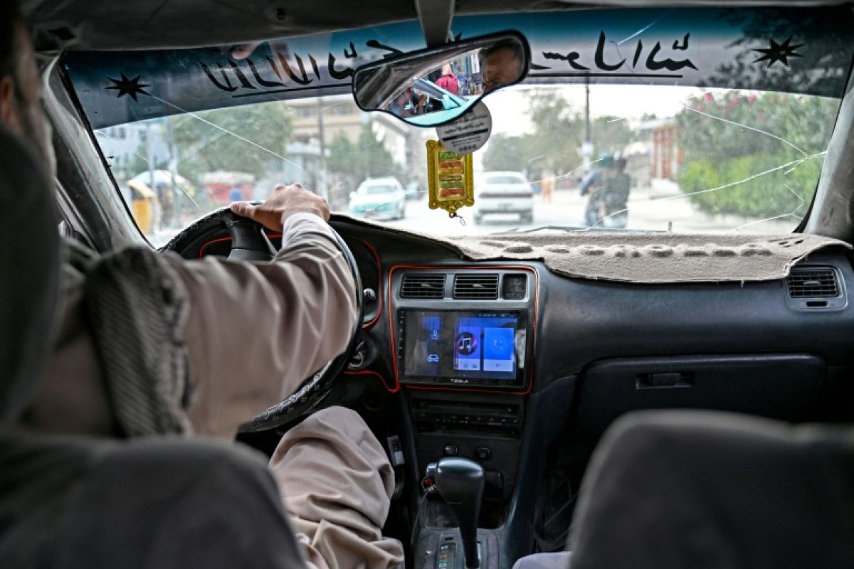 À Kaboul, des chauffeurs de taxi rallument la musique en cachette