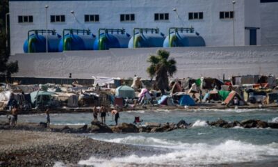 À Ceuta, la plage se vide et les tentes se remplissent