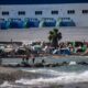 À Ceuta, la plage se vide et les tentes se remplissent