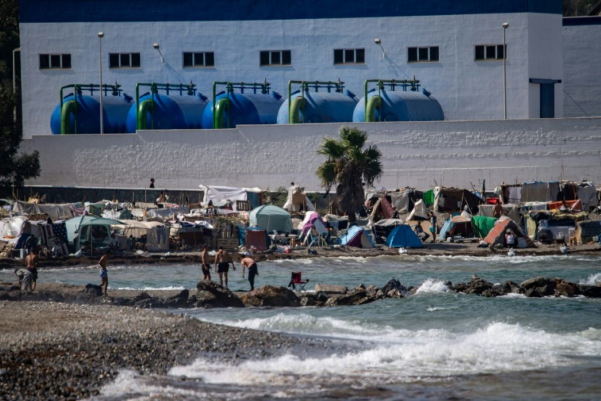 À Ceuta, la plage se vide et les tentes se remplissent