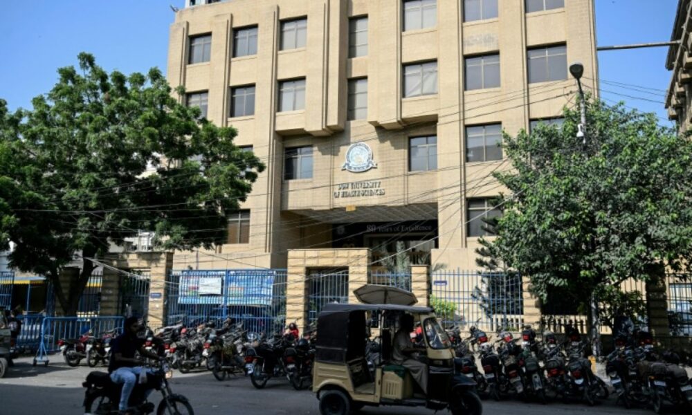Menacées de renvoi, des Afghanes se battent pour terminer leur médecine au Pakistan