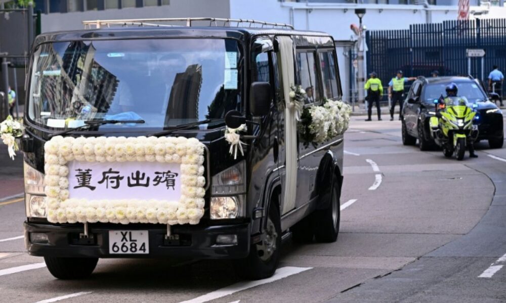 Hong Kong enterre Tung Chee-hwa, premier dirigeant de l'après-1997