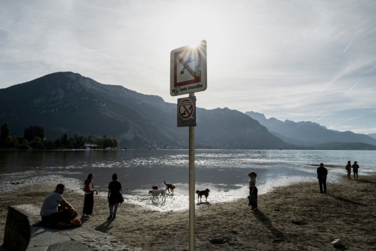Le lac d’Annecy se vide un centimètre à la fois