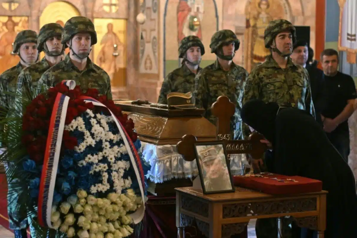 Serbie, des funérailles sous tension pour un chef de guerre condamné pour génocide