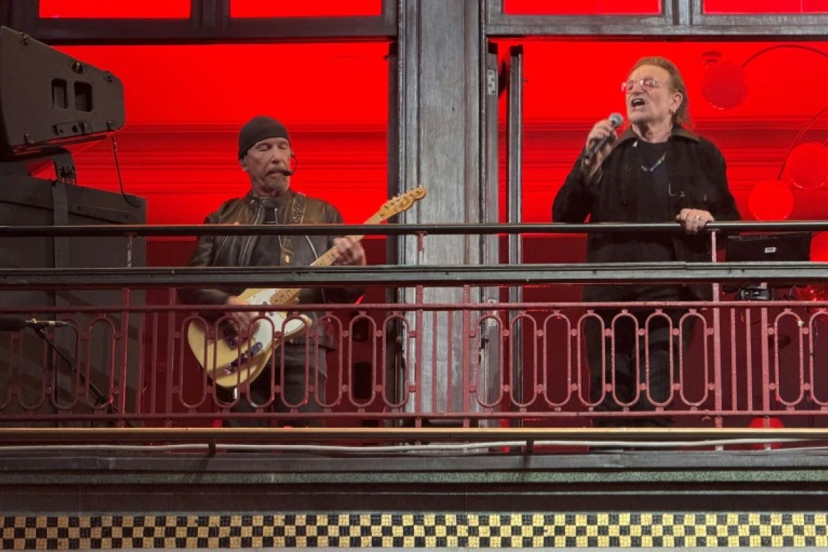 U2 souffle ses 50 bougies là où tout a commencé, entre cour de lycée et balcon surprise