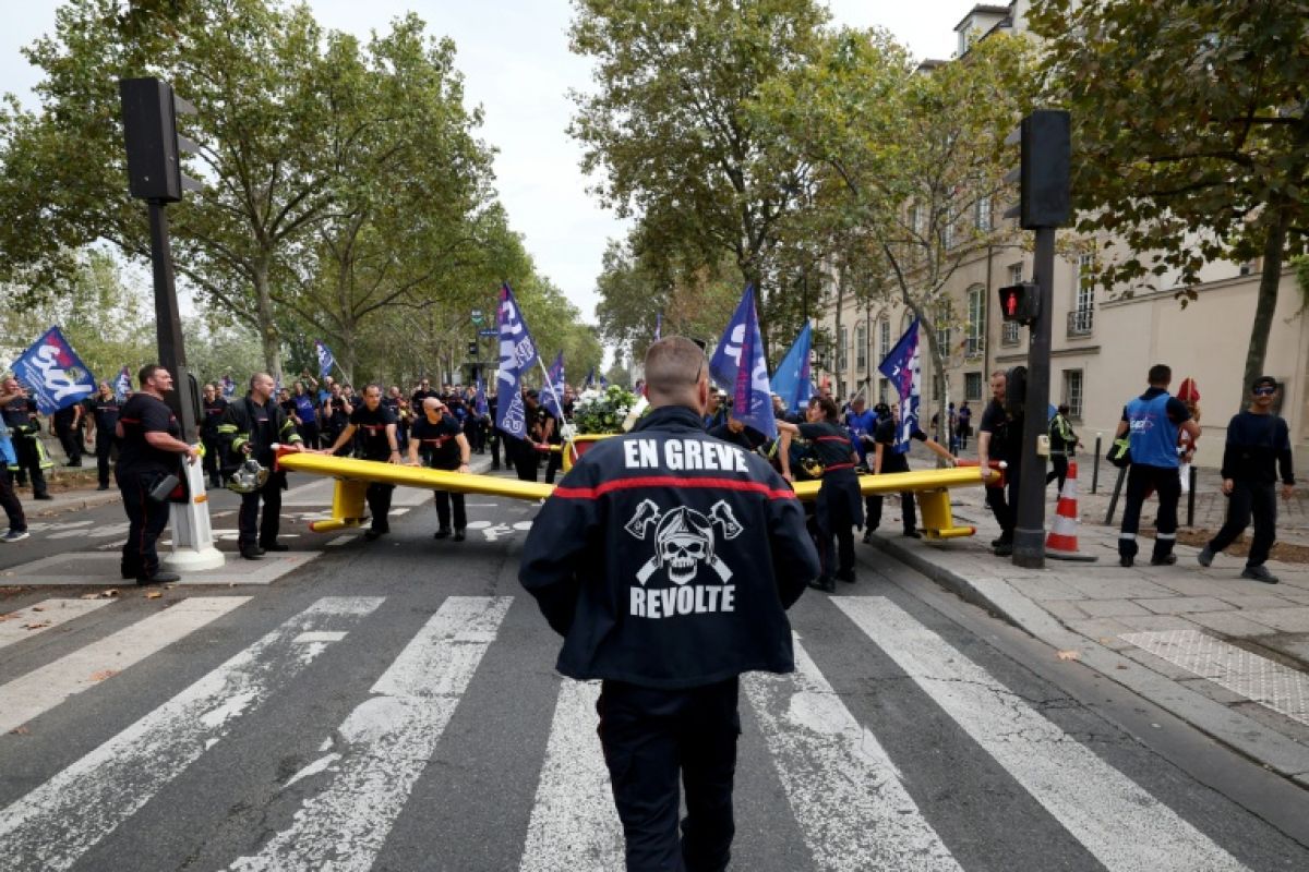 Fonctionnaires et pompiers unissent leurs voix pour faire plier le gouvernement