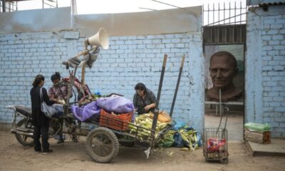 Un pape de quatorze mètres prend forme dans un atelier poussiéreux de Lima