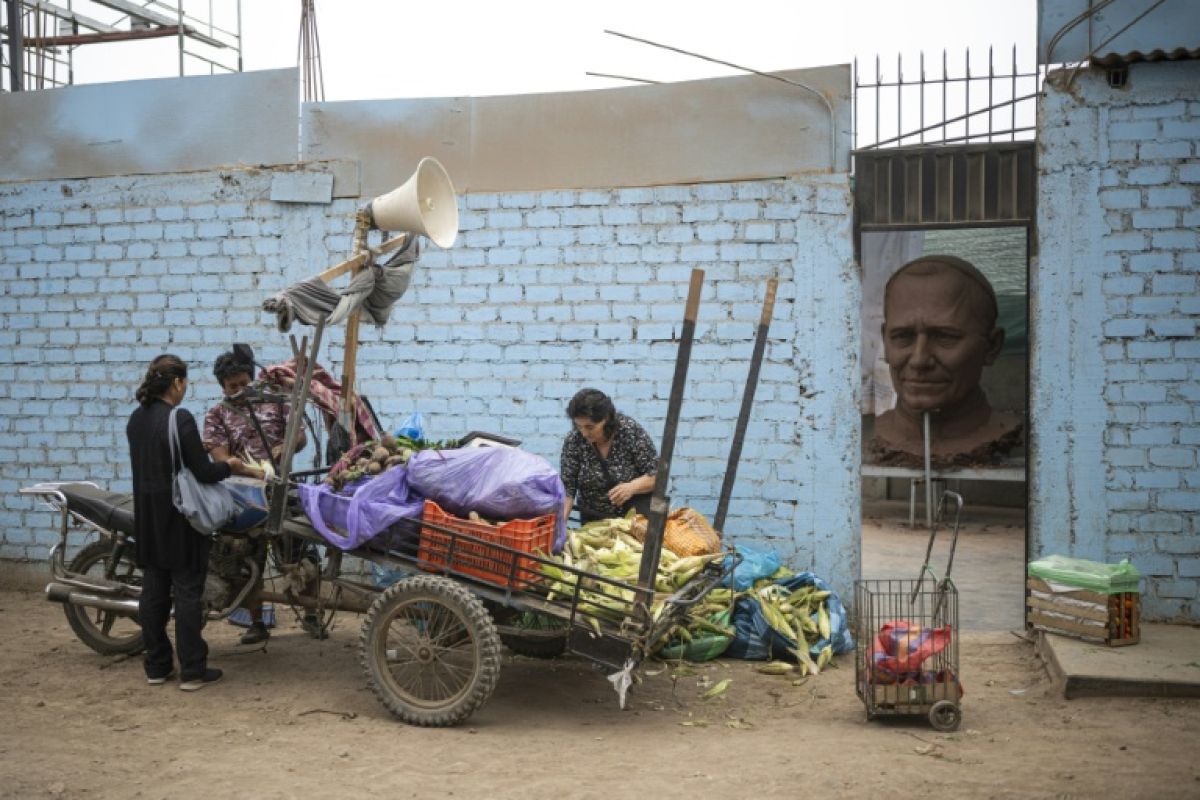 Un pape de quatorze mètres prend forme dans un atelier poussiéreux de Lima