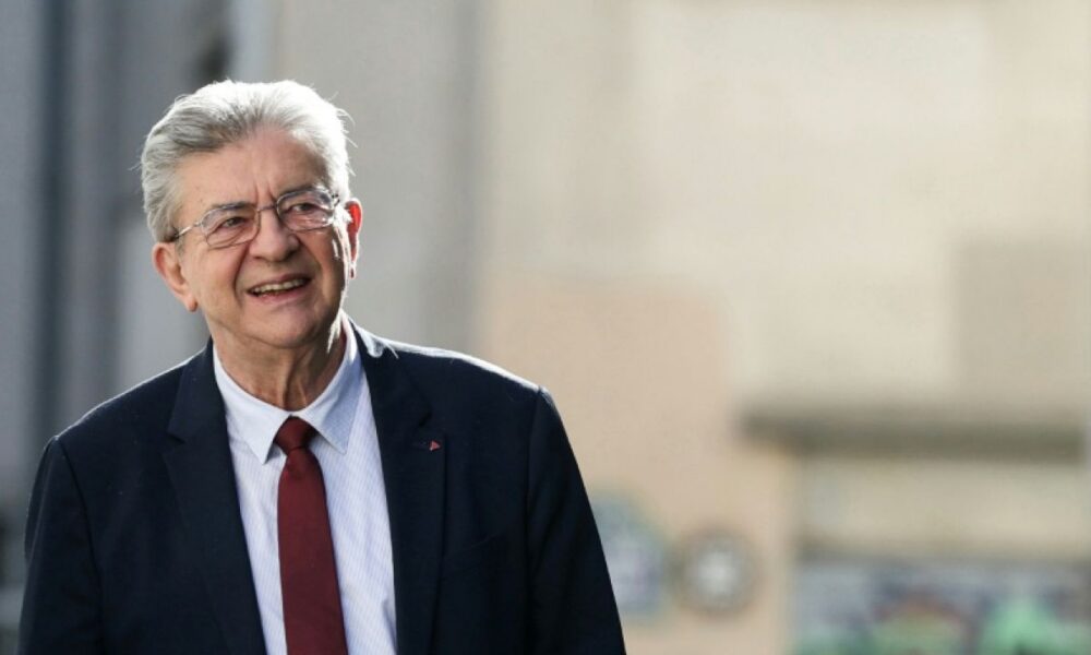La veste de couvreur ressortie, Mélenchon dégaine son plan pour le logement