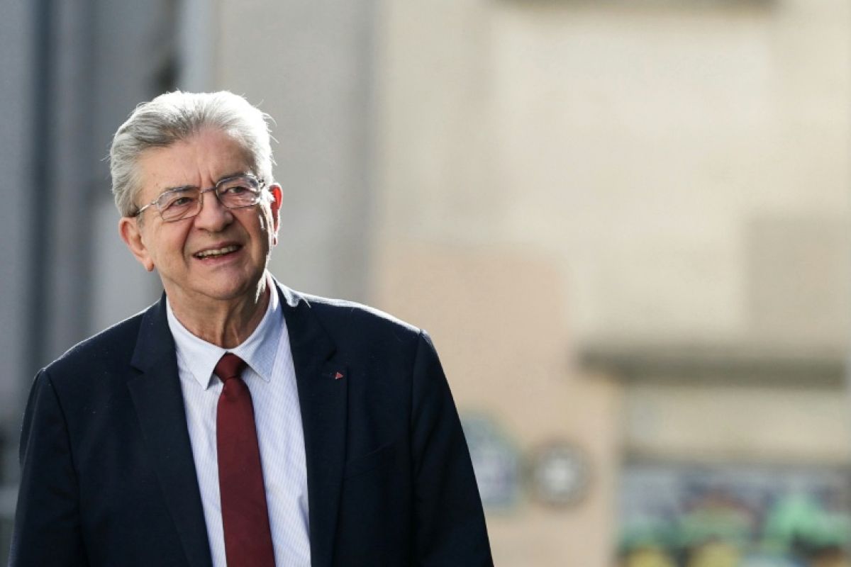 La veste de couvreur ressortie, Mélenchon dégaine son plan pour le logement
