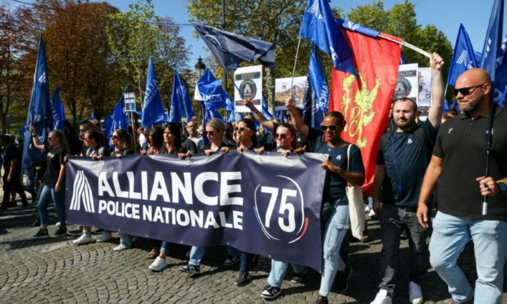 Des milliers de policiers réclament salaires et effectifs dans les rues de Paris