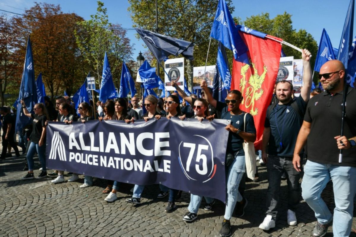 Des milliers de policiers réclament salaires et effectifs dans les rues de Paris