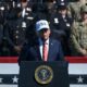 Donald Trump affirme que deux pompiers l’ont soulevé pour le sauver après le 11-Septembre